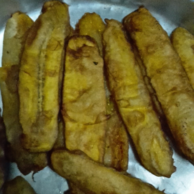Bakabana, längliche Bananenscheiben, fritiert.
