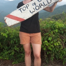 Ich mit einem Schild "Top of the world". Da gab es allerdings noch einen zweiten Teil, der dazu gehörte. Da stand "You are not at the" :)
